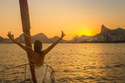 Disfruta el atardecer tras el pan de azúcar desde un velero en la bahía de guanabara, con baño, caipirinhas ilimitadas, snacks y ambiente íntimo. incluye opciones de traslado.
