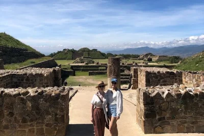 Scopri la storia zapoteca a monte albán con guida locale, viste panoramiche e pickup dall’hotel a oaxaca. include trasporto e visita guidata esperta.