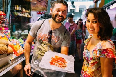 Découvrez barcelone avec un guide local à travers ses marchés animés, dégustez pintxos et churros, et vivez la ville entre chaque bouchée. visite privée avec options flexibles et dégustations 