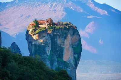 Erlebe die stille der meteora-klöster, genieße echtes griechisches essen in kastraki und höre spannende geschichten bei thermopylen – mit privatem transfer und mittagessen inklusive.