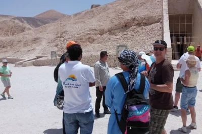 Descubra a magia do egito antigo em um passeio de um dia em grupo pequeno saindo de hurghada para luxor. visite o templo de karnak, explore o vale dos reis e aproveite um almoço incluso com transport