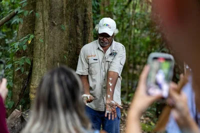 Siente la frescura de mossman gorge, avista cocodrilos en el crucero por el río daintree y disfruta un helado artesanal. incluye recogida, almuerzo y guía local.