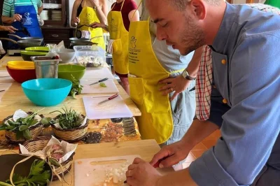 Em taormina, aprenda a cozinhar pratos típicos sicilianos com o chef massimo, visite o mercado local e desfrute de um almoço com vinho caseiro. receitas e dicas exclusivas incluídas.