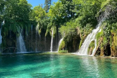 Descubre los lagos de plitvice en una excursión desde zadar con entradas, paseo en barco y tren, y recogida incluida para un día sin preocupaciones.