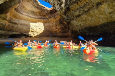 Descubre las cuevas de benagil en kayak, explora la playa marinha y disfruta de historias locales con guías expertos. incluye equipo y fotos.