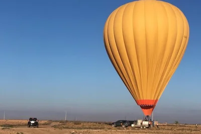 Survolez marrakech au lever du jour, admirez les montagnes de l’atlas s’éveiller, puis savourez un petit-déjeuner berbère dans une tente. transfert hôtel inclus et certificat de vol offert.