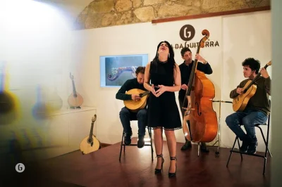 Vivi l’anima di porto con musica fado dal vivo, chitarre portoghesi fatte a mano e un calice di porto della valle del douro. concerto intimo e racconti locali inclusi.