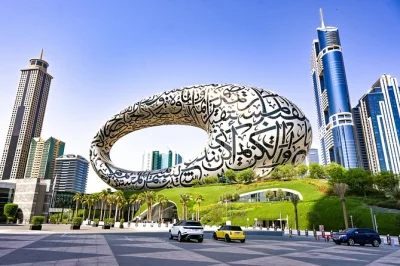 Descubra os contrastes de dubai em um tour privado — visite souks, miracle garden e museu do futuro. inclui pickup no hotel, guia local e transporte.