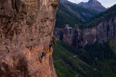 Sinta a emoção da via ferrata em telluride com guia particular, atravessando penhascos acima da bridal veil falls. equipamento completo para essa aventura única nas montanhas.