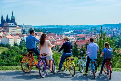 Recorre los barrios de praga en ebike, detente en 7 miradores únicos, descubre arte moderno y el muro de lennon con guía local y todo el equipo incluido.