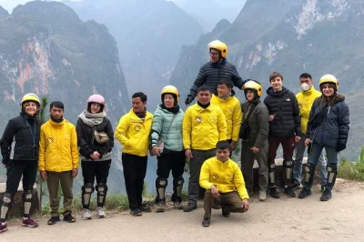 Scopri la bellezza selvaggia del ha giang loop in vietnam: guida con un easy rider, trekking nel plateau carsico di dong van, soggiorni in homestay nei villaggi, con pickup incluso.