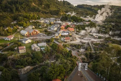 Scopri il villaggio whakarewarewa di rotorua con guide locali māori, ascolta storie tradizionali, ammira il geyser pohutu e assaggia il mais cotto nelle piscine geotermiche. biglietto incluso.