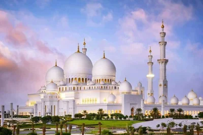 Découvrez la majestueuse mosquée sheikh zayed, flânez dans les galeries du louvre abu dhabi et savourez un thé au emirates palace, avec prise en charge depuis votre hôtel à dubaï.