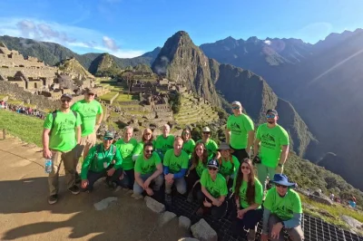 Sinta os andes no vale sagrado de cusco, conheça alpacas, explore ruínas incas e visite machu picchu com guia local. inclui transfer, trem, hotel e refeições.