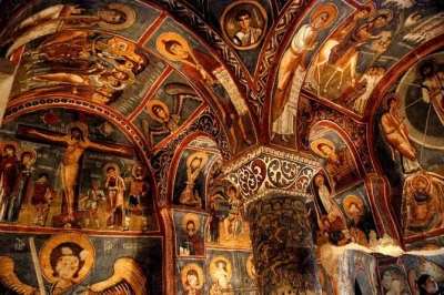 Descubre la magia de las chimeneas de hadas en cappadocia, explora las antiguas iglesias excavadas en göreme y aprende cerámica con un artesano local. incluye almuerzo y recogida en hotel.