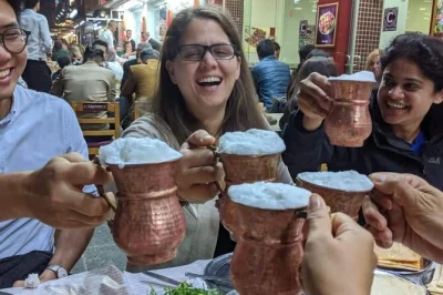 Scopri istanbul con una serata tra tè in terrazza, assaggi di street food e una cena storica. trasferimenti dall’hotel, gruppo ristretto e sapori locali per ogni dieta.