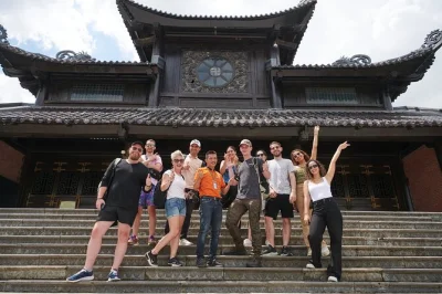 Descubre la tranquilidad de la pagoda bai dinh, navega en barco por las cuevas de trang an y sube hasta la cima de mua cave, con recogida en hotel de hanoi y almuerzo local incluido.
