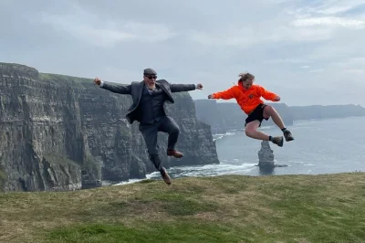 Explore as cliffs of moher numa caminhada guiada saindo de doolin, com histórias locais, ar do mar e transporte de volta. grupo pequeno e experiências reais.