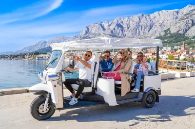 Vivez la balade en tuk tuk jusqu’au biokovo skywalk depuis makarska, dégustez une liqueur de cerise maison, capturez la vue sur les îles et profitez d’un accès coupe-file avec prise en charge l