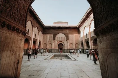 Descubre la medina de marrakech con un guía local, visita la mezquita koutoubia, vive el bullicio de jemaa el-fna y explora callejones secretos. guía certificado incluido.