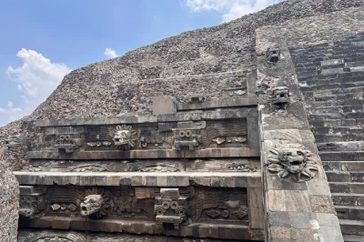 Scopri le imponenti piramidi di teotihuacán con un tour privato da città del messico, con guida locale, pick-up in hotel, snack e tempo per esplorare le antiche strade.