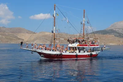 Navegue pelo mar egeu de kos a kalymnos, platy e pserimos em um barco de madeira, com observação de golfinhos, mergulho de penhascos e almoço de churrasco fresquinho incluído. garanta sua vaga ago