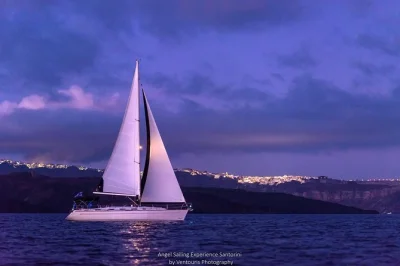 Découvrez la magie de la caldeira de santorin lors d’une croisière privée au coucher du soleil, avec dîner à bord, boissons et transfert depuis l’hôtel inclus. confort en petit groupe.