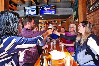 Découvrez la vieille ville de victoria à pied, dégustez des spécialités locales, savourez cocktails et bières artisanales, et traversez le port en ferry avec un guide local en petit groupe.