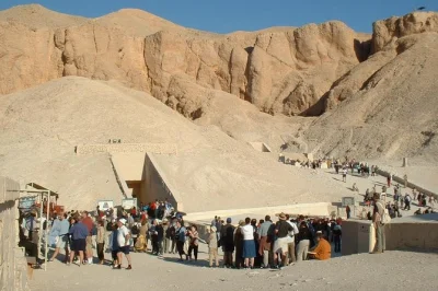Descubre las tumbas antiguas de luxor, explora los valles de los reyes y reinas, visita el templo de hatshepsut y disfruta de un almuerzo local con recogida en hotel incluida.