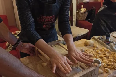 Sinta a essência da sicília perto de cefalù—faça massa fresca, prove vinhos locais e divirta-se numa vila com jardim. opções vegetarianas e veganas, ingredientes inclusos.