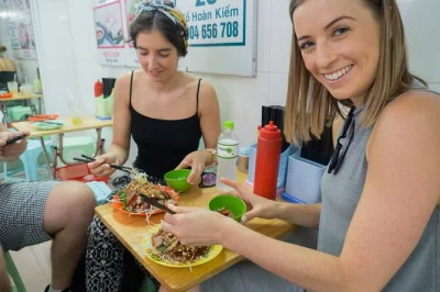 Descubre la comida callejera de hanoi con un guía local por el barrio antiguo y el mercado dong xuan. prueba platos típicos y disfruta del famoso café de huevo. guía en inglés y todas las degusta