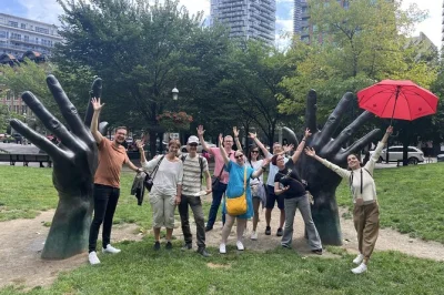 Descubre el corazón de toronto con un tour a pie por old town. explora el path, el city hall y el entertainment district con un guía local y conoce historias únicas.