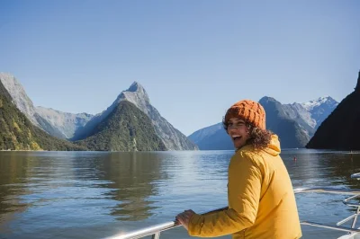 Scopri il lato selvaggio di milford sound con un’escursione in piccolo gruppo da te anau, tra passeggiate nella natura, avvistamenti di animali e una crociera di 2 ore. trasferimento e guida locale 