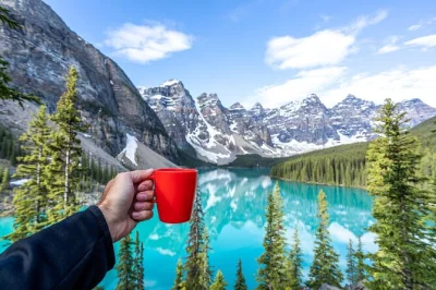 Scopri l’aria fresca di lake louise, passeggia sulle rive di moraine lake e osserva la fauna durante una gita rilassante da banff—ingressi inclusi e trasporto comodo.