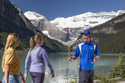 Scopri la pace di lake louise, passeggia sulle rive turchesi di moraine lake e ascolta storie locali in un tour a banff in piccolo gruppo con pickup e accesso sicuro ai laghi.