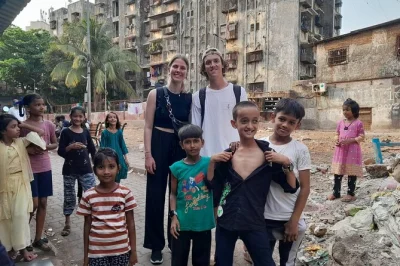 Explore dharavi em mumbai com guia local – visite oficinas de reciclagem, prove quitutes típicos e conheça histórias reais. grupos pequenos, água inclusa.