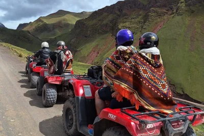 Acorde cedo para um passeio de atv até rainbow mountain saindo de cusco, sem precisar fazer a longa caminhada. café da manhã e almoço com guia incluídos, além do transfer do hotel.
