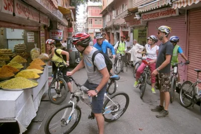 Acorde em jaipur com um passeio de bike pela manhã pelas ruas da cidade rosa, paradas em casas de chá icônicas, mercados de flores e oficinas de mármore. grupos pequenos e degustação de café da