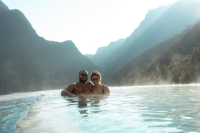 Scopri le terme di tolantongo prima della folla, rilassati nelle piscine naturali a picco sulle rocce, esplora grotte nascoste e gusta una colazione messicana autentica. ritiro presto e ingresso al pa