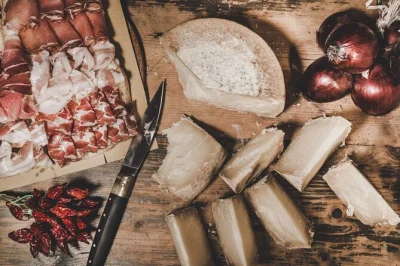 Descubre el barrio antiguo de pescadores en cagliari, prueba queso crudo sardo, vino natural y dulces típicos. incluye paradas gastronómicas, guía local y paseo a pie por la ciudad.