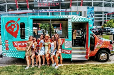 Descubra nashville num tour de minibus ao ar livre—veja music row, murais vibrantes e pontos históricos com guia local. pickup fácil no centro.