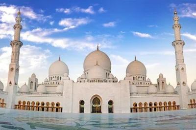 Découvrez abu dhabi en visite privée avec transfert, entre la sérénité de la grande mosquée et l’animation de la corniche. guide expert et prise en charge à l’hôtel inclus.