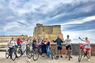 Entdecke neapels lebendige straßen per fahrrad – von spaccanapoli bis castel dell’ovo mit lokalem guide und wasser inklusive. perfekt für kreuzfahrtstopps oder kurze aufenthalte.