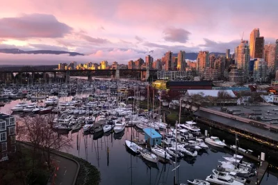 Scopri vancouver con una giornata tra il ponte sospeso di capilano, le viste dal vancouver lookout e il vivace mercato di granville island. include il servizio di pickup.