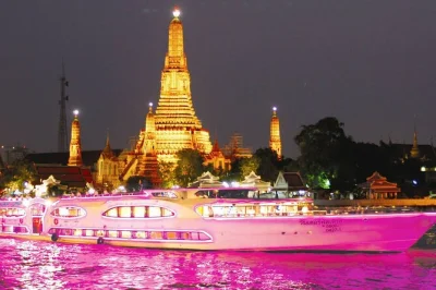 Réservez une croisière dîner à bangkok pour savourer la cuisine thaïlandaise, profiter des vues sur le fleuve et écouter de la musique live. découvrez les monuments de la ville depuis le chao p