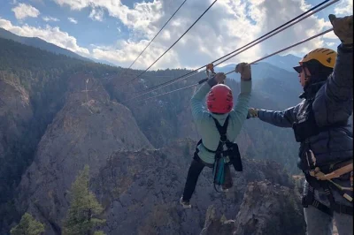 Vivez l’adrénaline au-dessus de seven falls à colorado springs avec une aventure en tyrolienne guidée, paysages de canyon, équipement inclus, transport et eau en bouteille.
