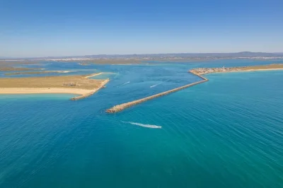 Desde faro, navega en catamarán por la ría formosa, pasea por las playas vírgenes de ilha deserta, conoce a los locales en farol y disfruta de un grupo reducido y ambiente tranquilo.