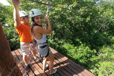 Vivi l’emozione nella giungla di tulum con zipline, ponti sospesi, discesa in corda doppia e nuoto nei cenote. pranzo, attrezzatura e guida locale inclusi per un’avventura completa.
