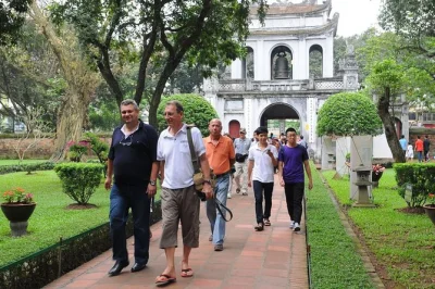 Descubre hanoi con guía local, visita la pagoda tran quoc, la prisión hoa lo y disfruta un auténtico almuerzo vietnamita. incluye recogida en hotel y entradas.