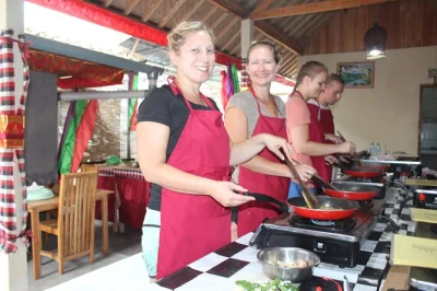 Erlebe in ubud einen praktischen balinesischen kochkurs mit marktbesuch, reisfeldspaziergang und authentischen rezepten. inkl. mittagessen und hoteltransfer.